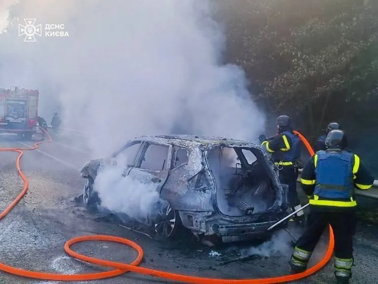 Fire after drone wreckage fell on Obukhiv highway extinguished: rescuers show the consequences