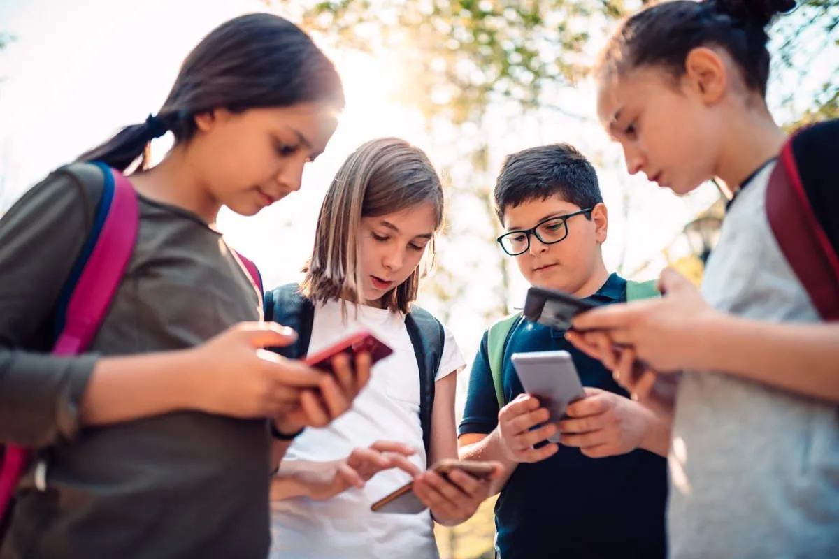 france-to-launch-experimental-ban-on-cell-phones-in-schools-for-children-under-15