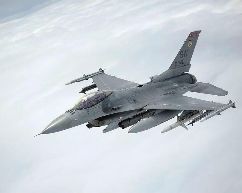 An American F-16 fighter jet crashes in Ukraine: The media released the first details