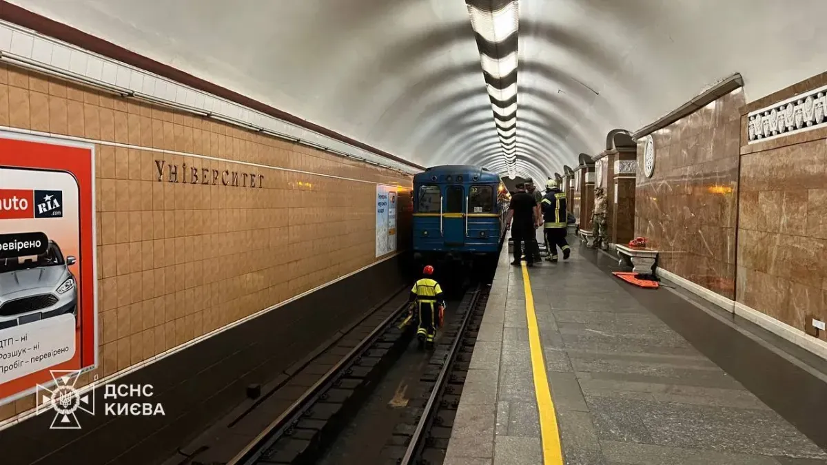 In Kyiv, a passenger is caught on the University subway tracks