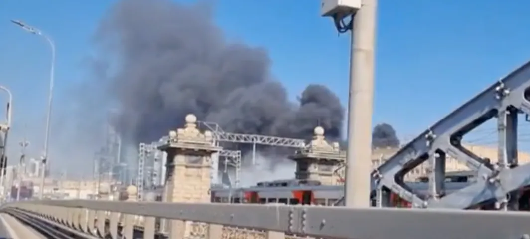 Large-scale fire in the center of Moscow: helicopters are involved in extinguishing it