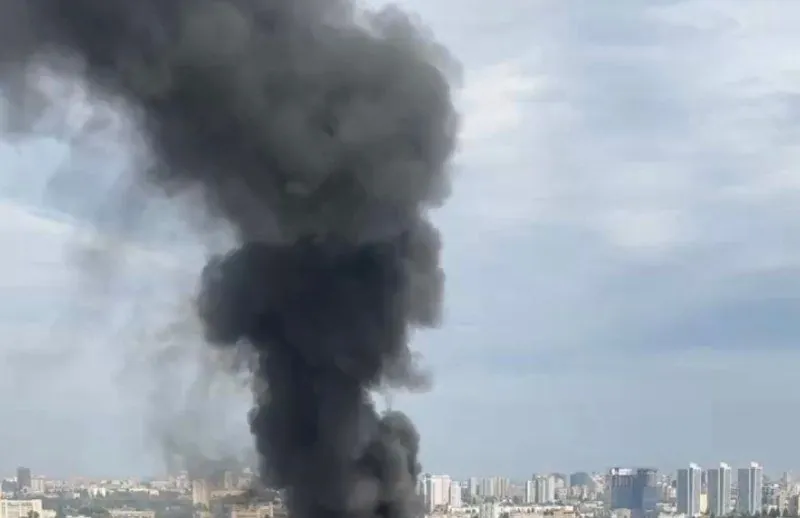 Fire on the roof of a five-storey building in Kyiv covers about 700 square meters - KCMA