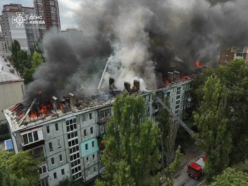 fire-on-the-roof-of-a-five-story-building-in-kyiv-is-localized