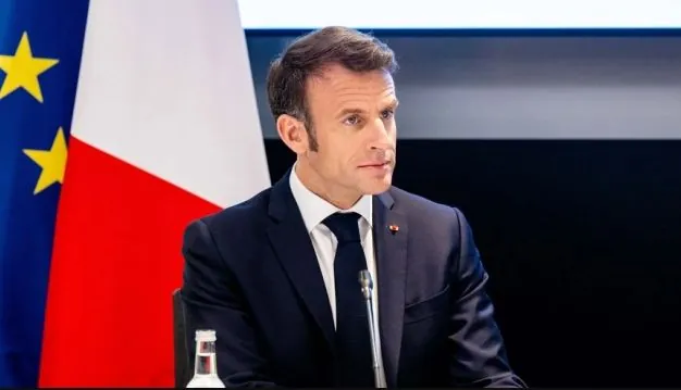 macron-to-consult-with-former-presidents-on-new-prime-minister