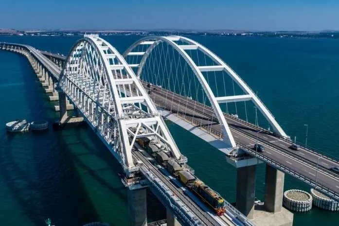 occupants-set-up-underwater-barriers-to-protect-kerch-bridge