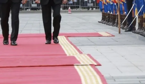 Mongolian police detain people who tried to unfurl Ukrainian flag during Putin's visit