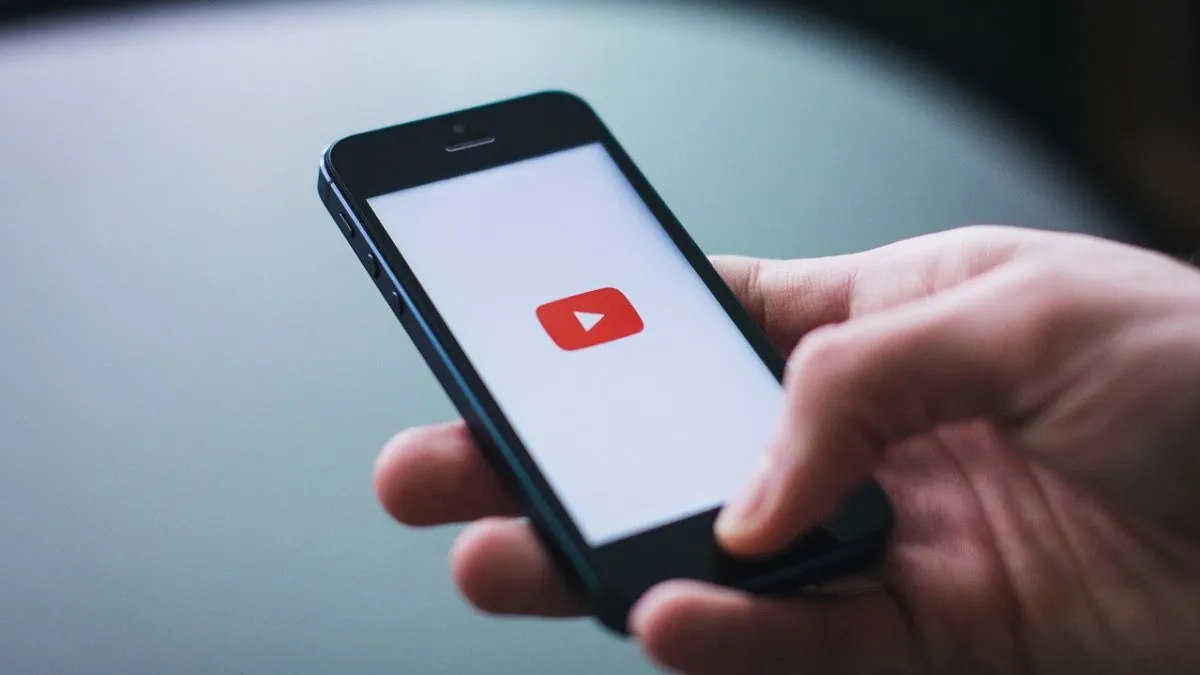 russia threatens to revoke ISPs' licenses for refusing to slow down YouTube