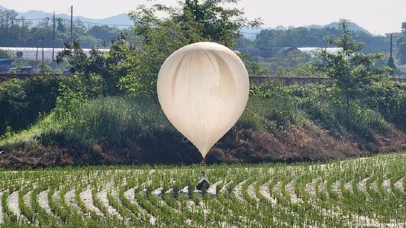 dprk-launches-hundreds-of-balloons-with-garbage-to-south-korea