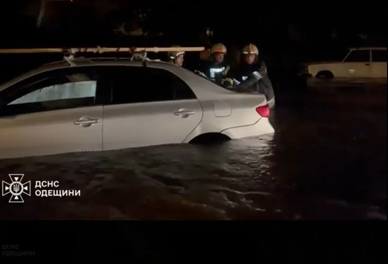 those-affected-by-bad-weather-received-help-rescuers-moved-18-cars-from-flooded-streets-of-odesa