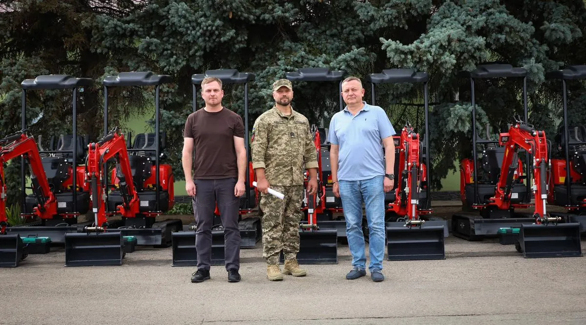 It is much easier and faster to “gnaw” the earth with such equipment: Kyiv region hands over a batch of mini-excavators to defenders