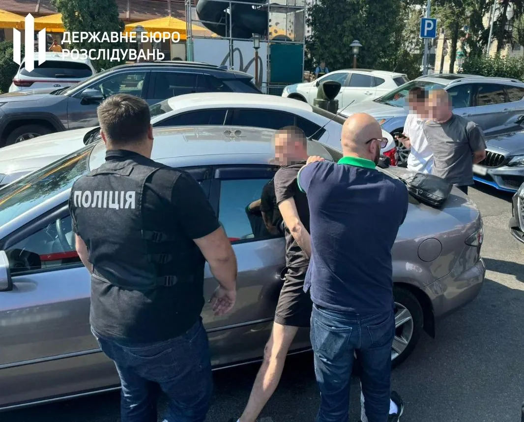 Втекли зі служби та вирішили підзаробити на ухилянтах: двом військовим повідомлено про підозру