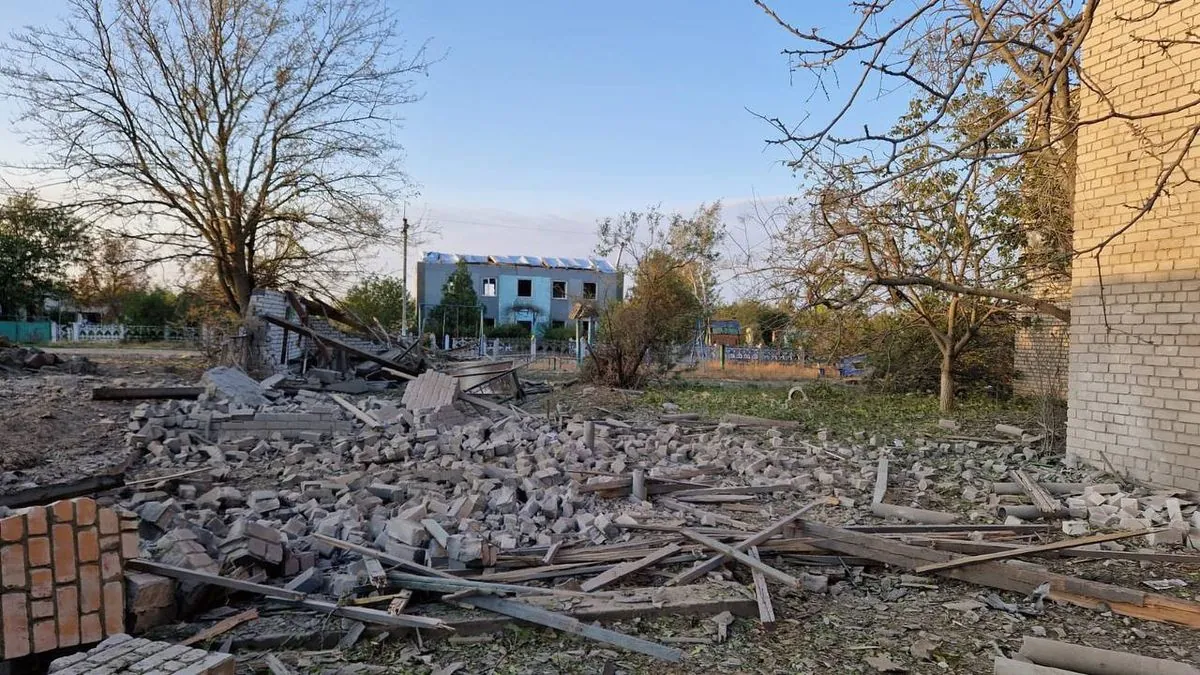 rossiiskie-obstreli-khersonshchini-7-ranenikh-povrezhdena-infrastruktura