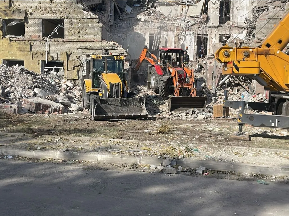 Russian strike on hotel in Mykolayivka: bodies of two men recovered from rubble