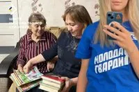 Захватчики раздают пропагандистские книги на захваченных территориях