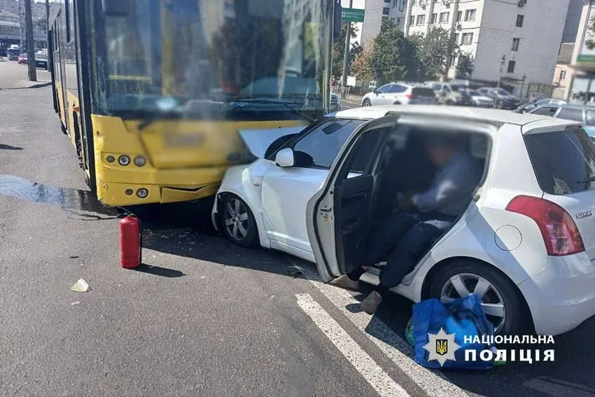 in-kyiv-a-car-crashes-into-a-trolleybus-two-people-are-injured