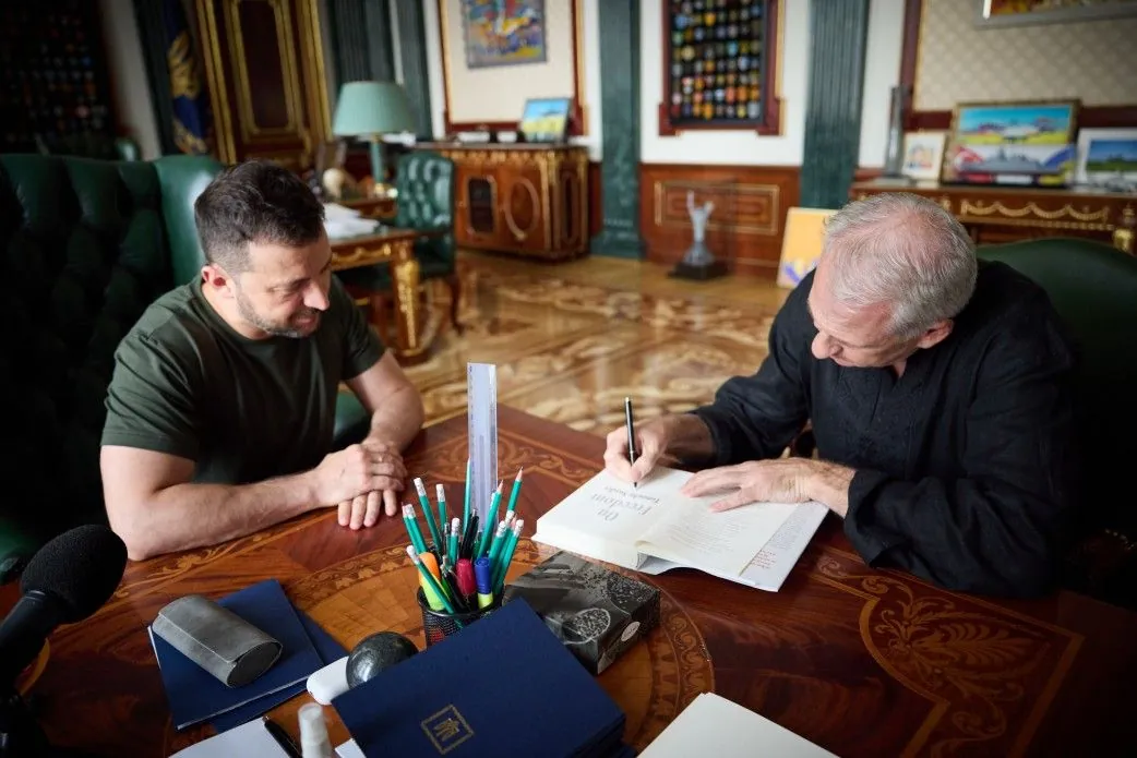 An important conversation about Ukraine: Zelenskyy meets with historian Timothy Snyder