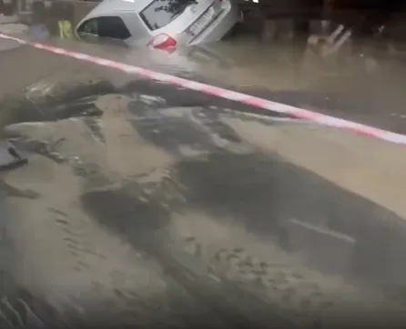 In Kyiv, a car sank under the asphalt due to a water supply accident