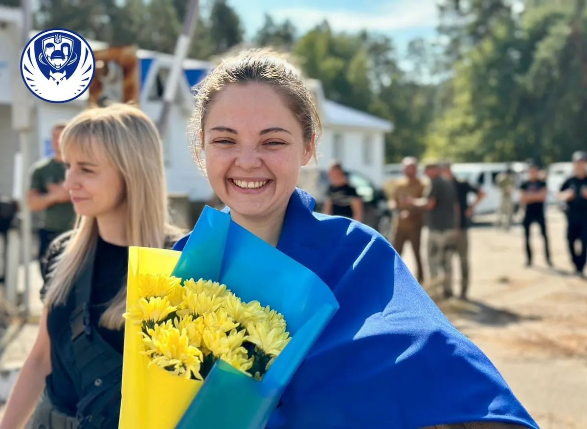 First moments of freedom and calls to relatives of Ukrainians released from captivity: footage shown