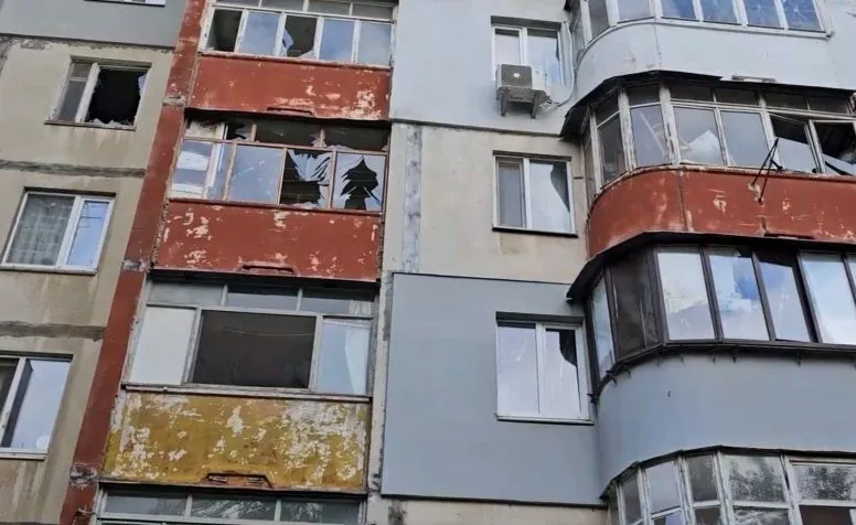 invaders-hit-a-multi-storey-building-in-kherson-the-facade-was-damaged-windows-were-smashed-no-casualties