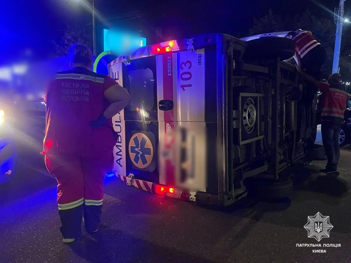 В Киеве "скорая" попала в ДТП, движение затруднено