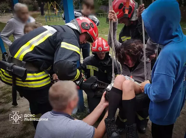 in-lviv-an-11-year-old-girl-got-stuck-in-a-swing-rescuers-were-called