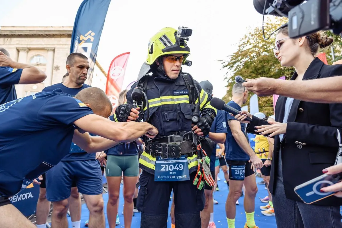 Ukraine's record at a race in Cherkasy: a rescuer from Poltava ran 21 km in full gear in memory of his comrade-in-arms