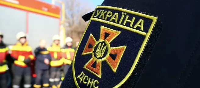 Рятувальники ліквідовують дві масштабні пожежі на Київщині: вогонь охопив лісову підстилку та торфовище