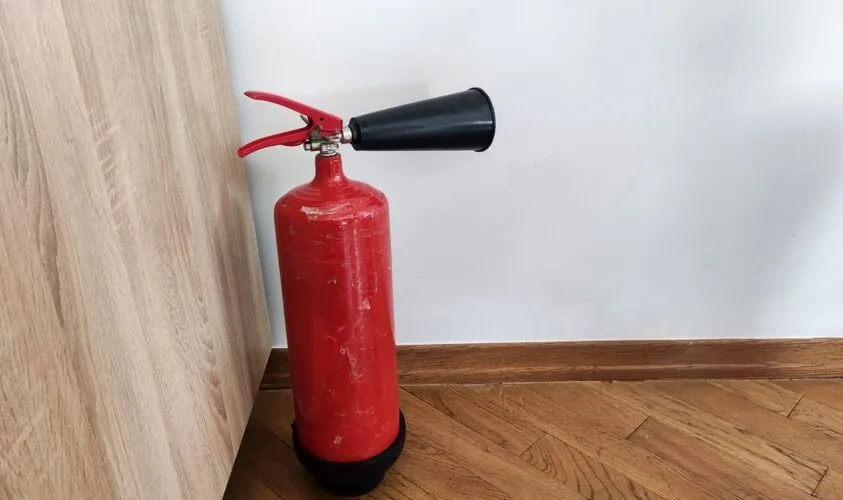 A fire extinguisher fell and detonated in a college shelter in Lviv: four students are in hospital