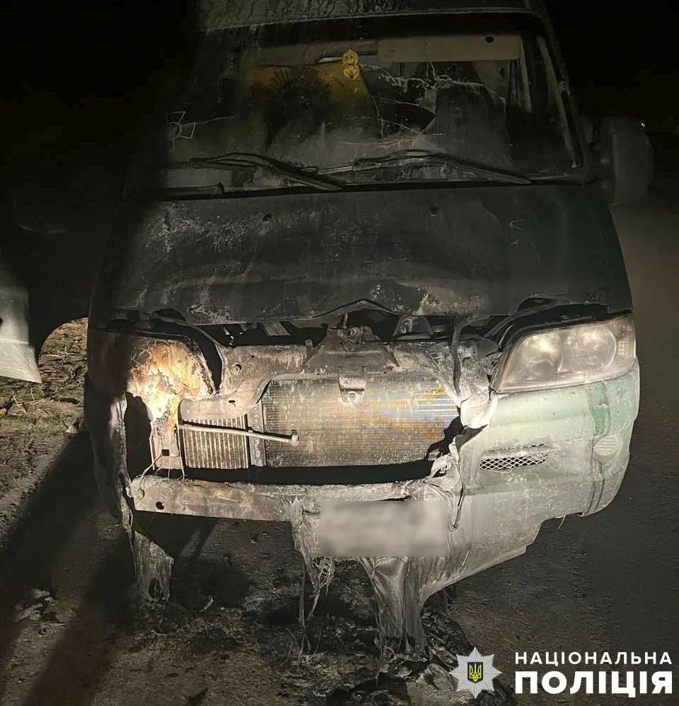 Підпалили військову автівку: на Полтавщині викрили двох неповнолітніх дівчат