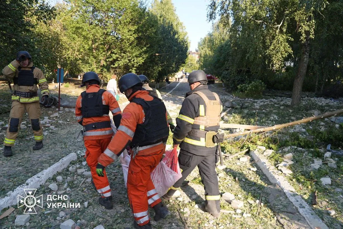 evacuations-are-underway-to-check-for-people-under-the-rubble-zelensky-on-the-strike-on-the-boarding-house-in-sumy