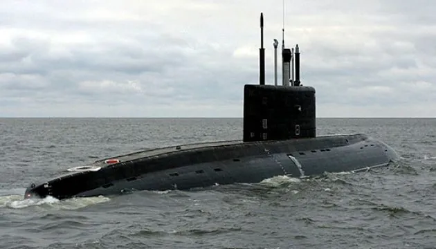 Russian submarine in Black Sea waters guarding base in Novorossiysk - Navy