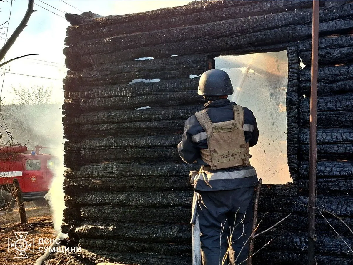 Спасатели Сумщины ликвидировали пожары, возникшие в жилом секторе из-за вражеских обстрелов