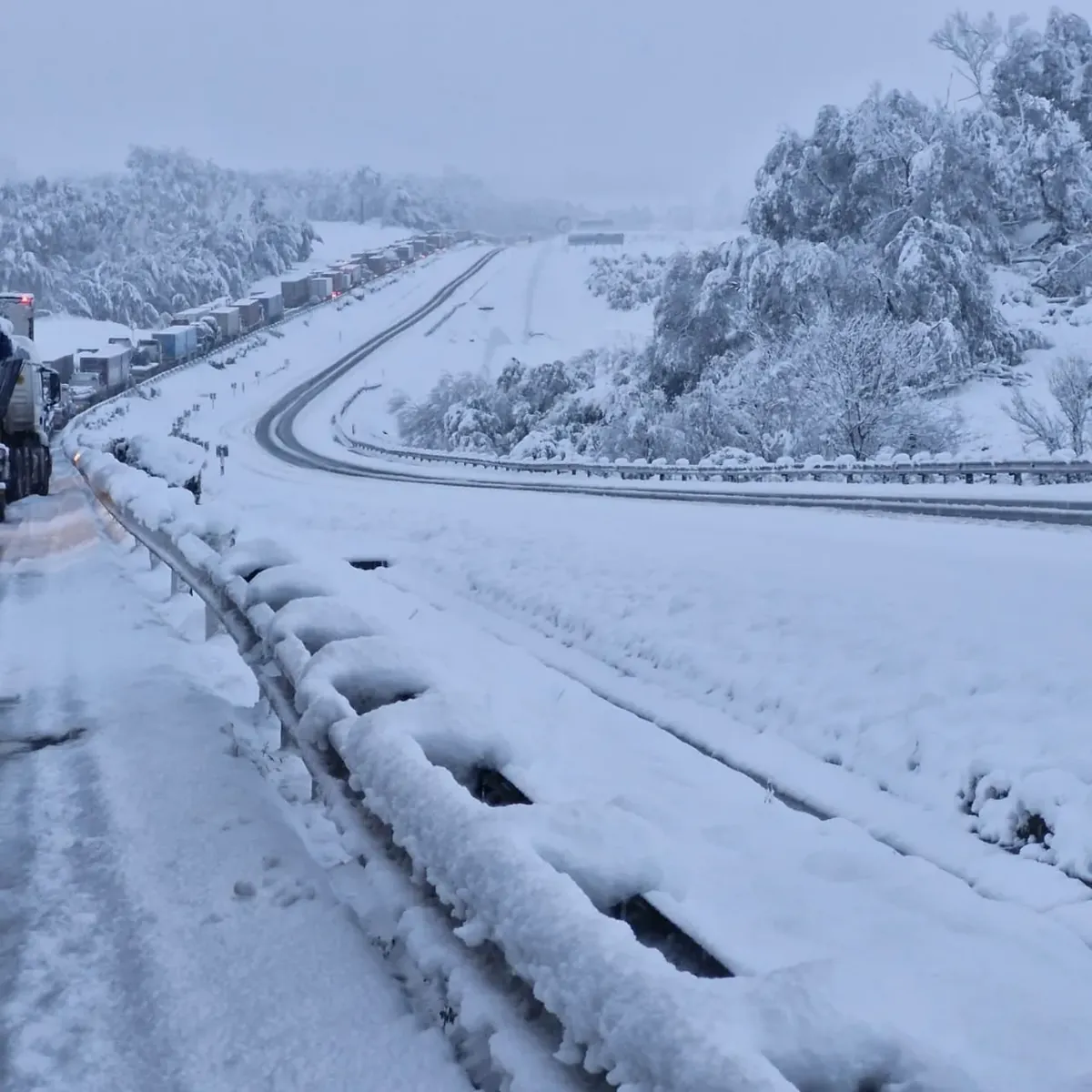 south-africa-is-hit-by-snowfall-roads-are-blocked-snowdrifts-reach-two-meters-in-some-places