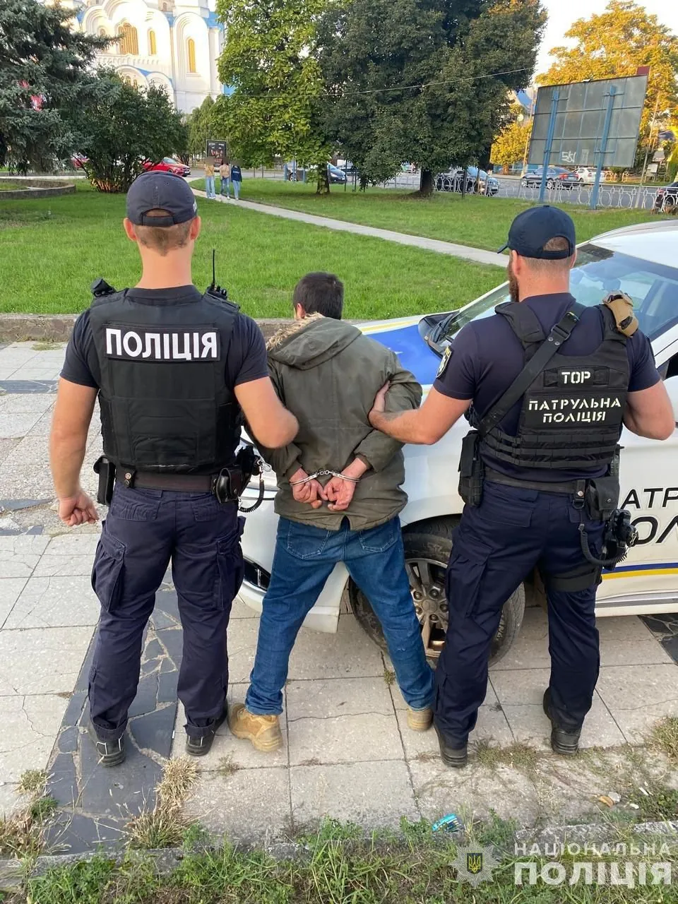 in-uzhhorod-a-man-threw-a-grenade-from-the-balcony-of-a-high-rise-building-one-of-the-passers-by-was-injured