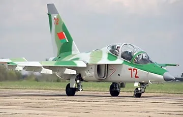 russian-military-aircraft-yak-130-gayun-flies-into-ukraine