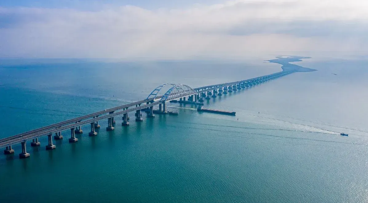 navy-russia-is-unlikely-to-be-able-to-build-a-protective-structure-for-the-kerch-bridge-this-season