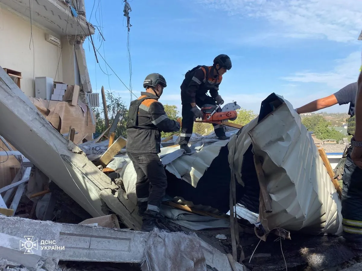 rescuers-continue-to-work-in-kryvyi-rih-after-russian-attack-photos-are-shown