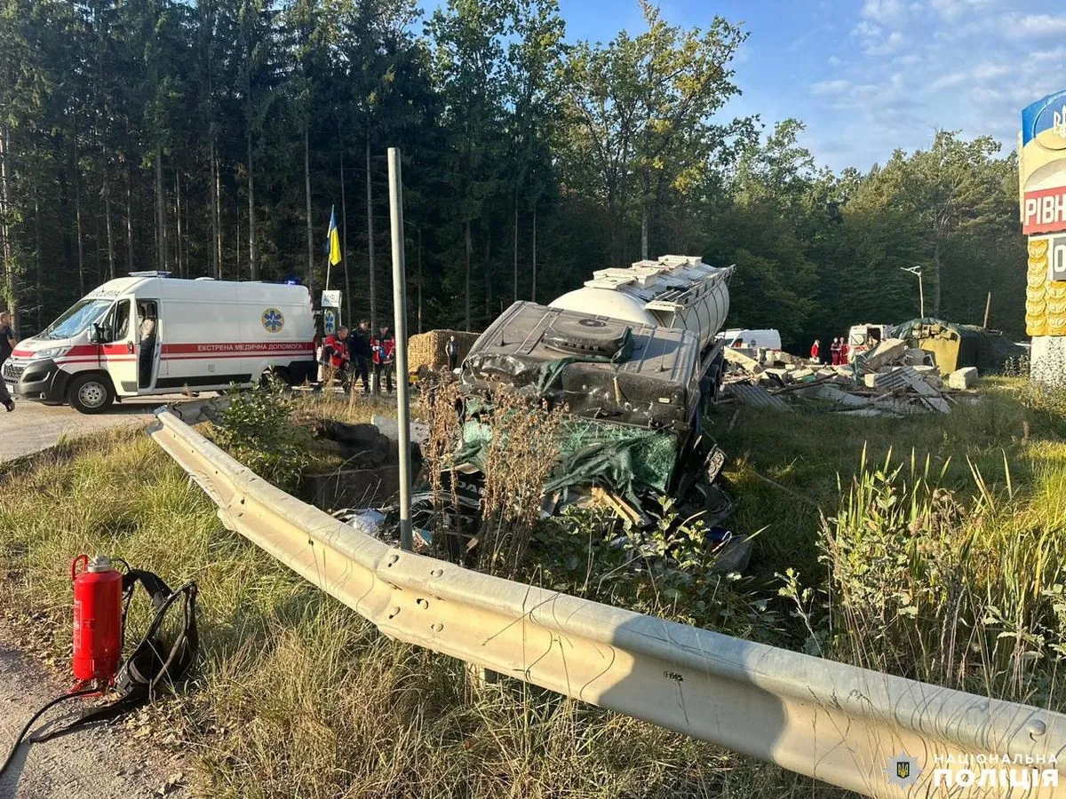 A gas tanker crashed into a checkpoint in Rivne region: a police officer and a soldier were seriously injured