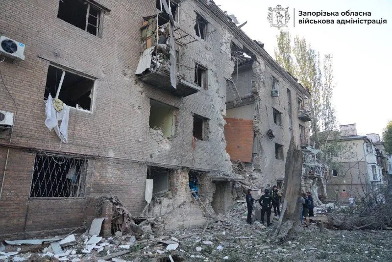 Strike in Zaporizhzhia: a woman is rescued from the rubble of a high-rise building