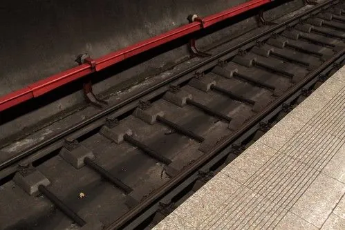 a-woman-falls-on-the-tracks-in-the-kyiv-subway