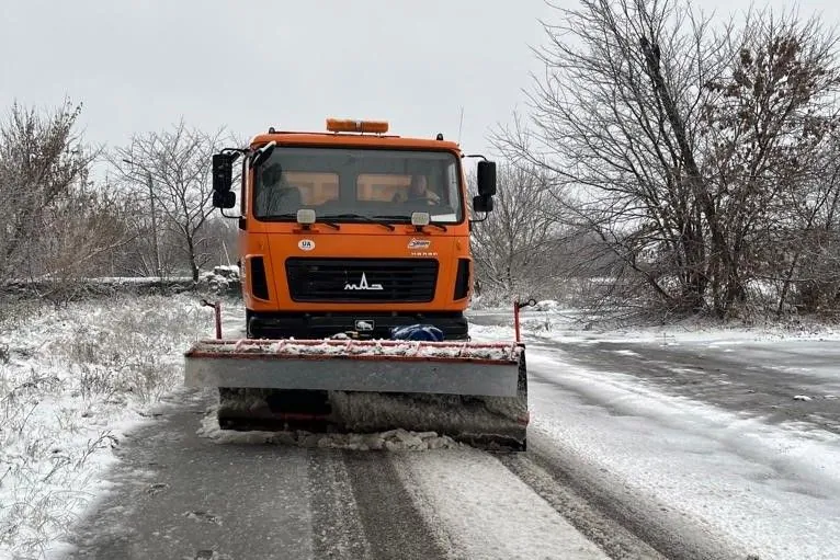 there-is-enough-to-clear-and-sprinkle-roads-brovary-mayor-on-preparing-utilities-for-winter-work