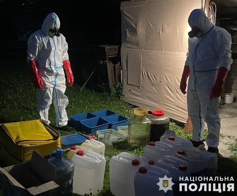 two-men-set-up-drug-lab-in-garages-lviv-region-exposes-two-men