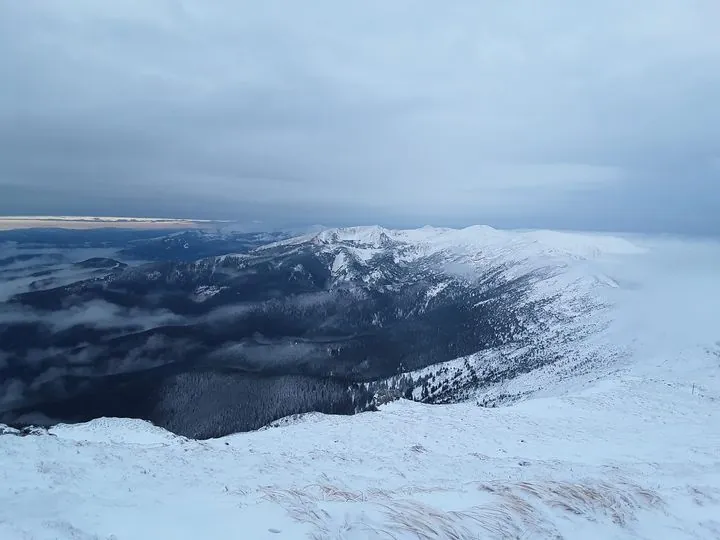 na-zasnezhennoi-gore-pop-ivan-v-karpatakh-derzhitsya-moroz-na-zasnezhennoi-gore