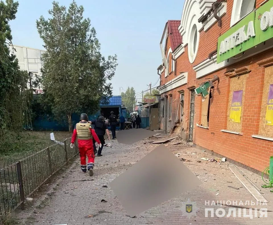 russian-attack-on-kherson-city-center-russians-hit-a-bus-stop-6-dead-reported