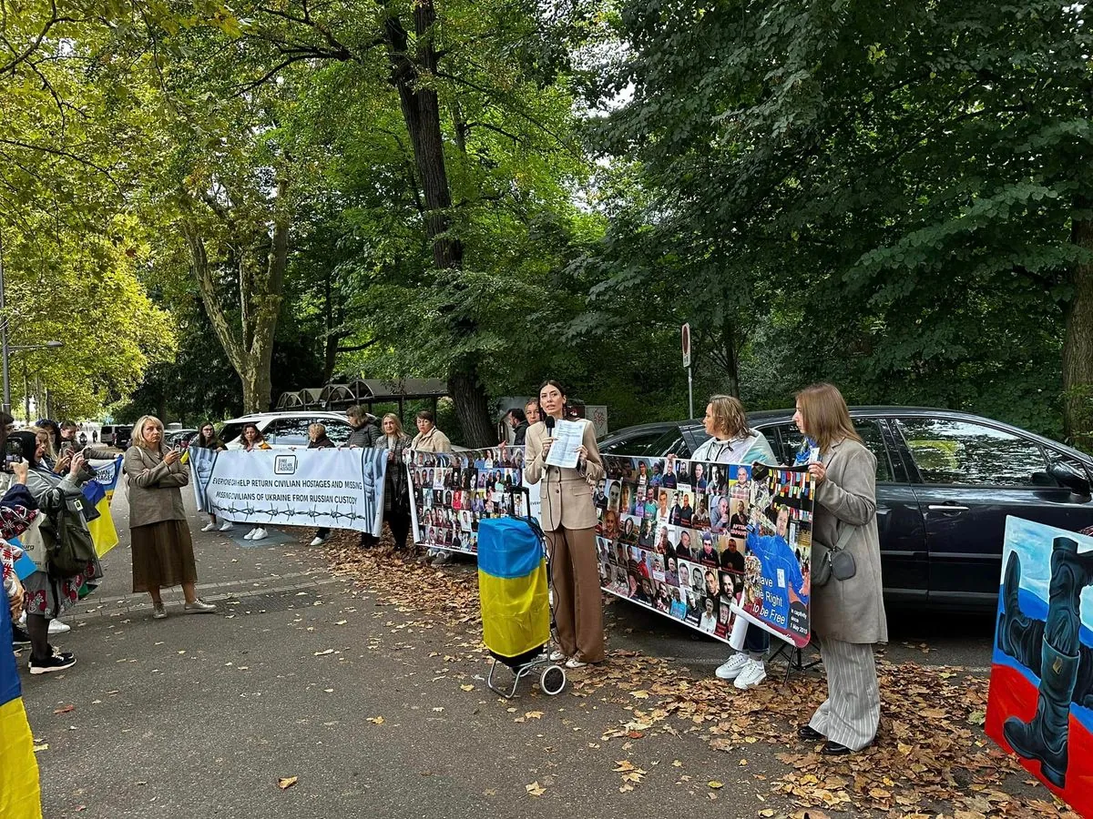 "Кожен має бути повернений додому": біля Ради Європи відбулася акція родин українських полонених