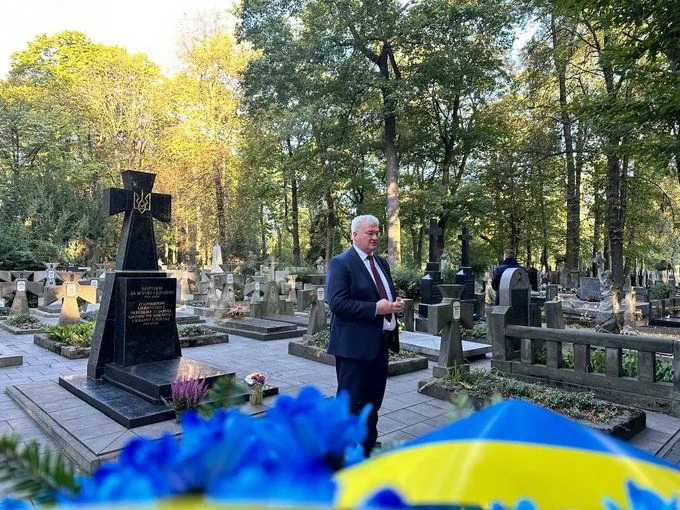 sibiga-begins-visit-to-poland-and-pays-tribute-to-defenders-in-warsaw