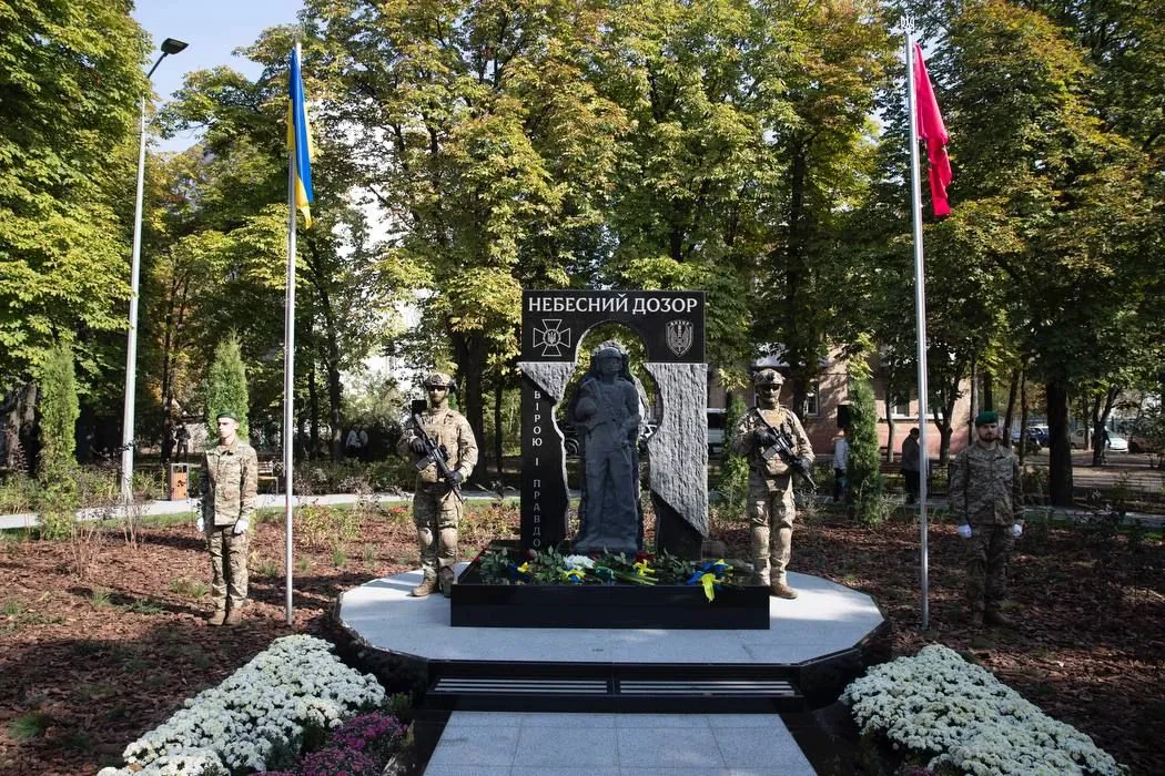 u-stolychnomu-skveri-heroiv-prykordonnykiv-vidkryly-memorialnu-skulpturu-nebesnyi-dozor