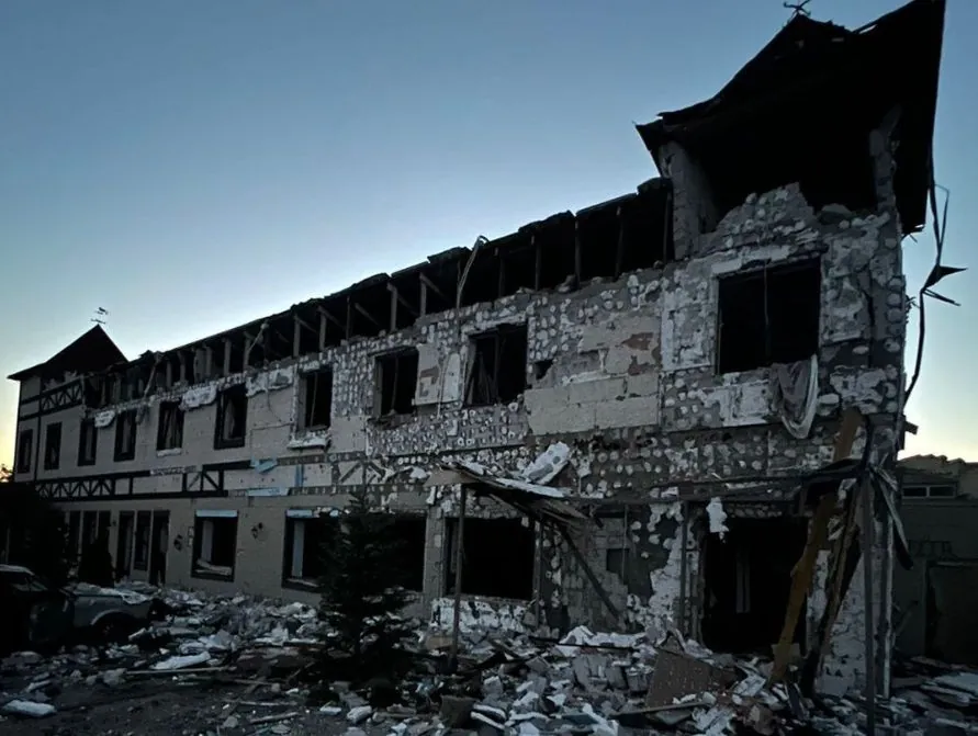 In Donetsk region, Russians hit an educational institution, houses and damaged 3 infrastructure facilities, 5 residents wounded - RMA