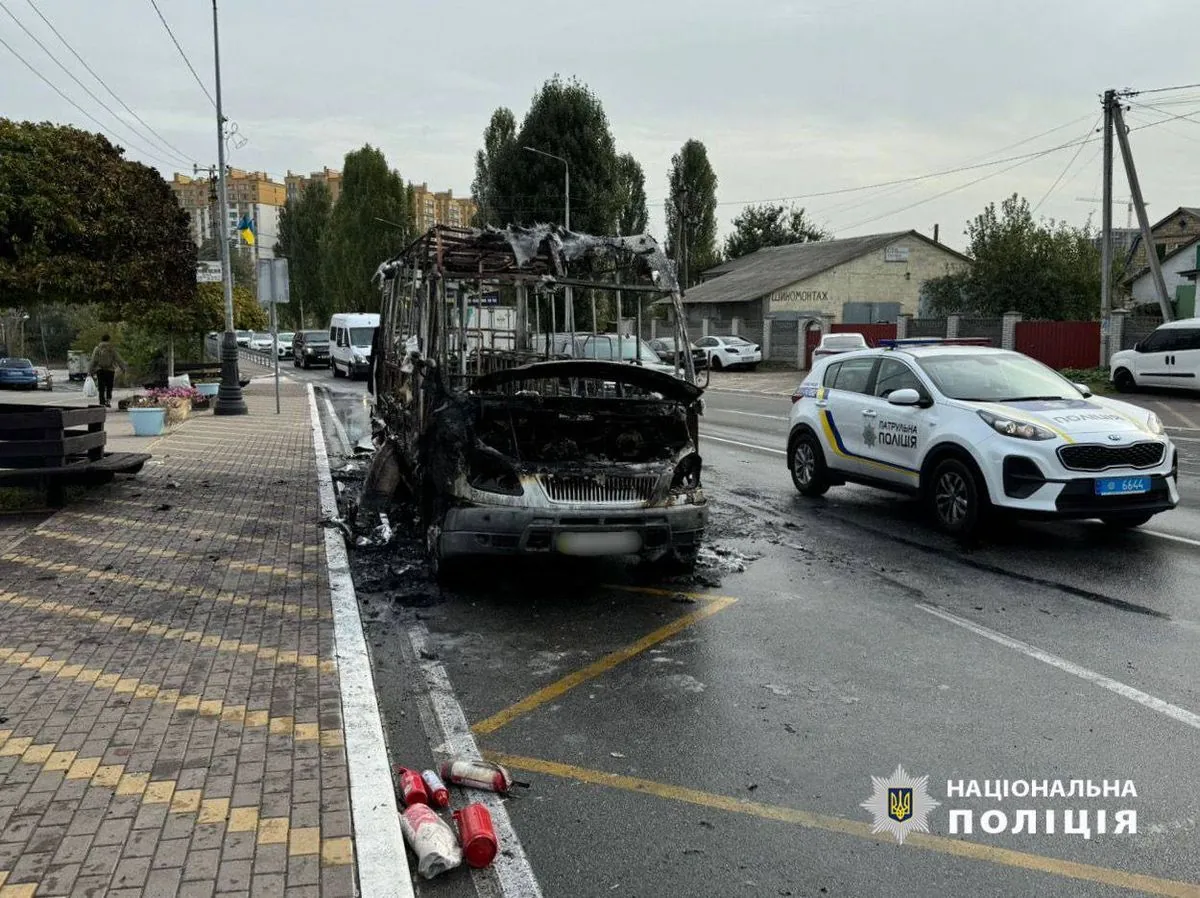 Bus burns down in the suburbs of Kyiv: the driver saw the fire while driving and managed to get out