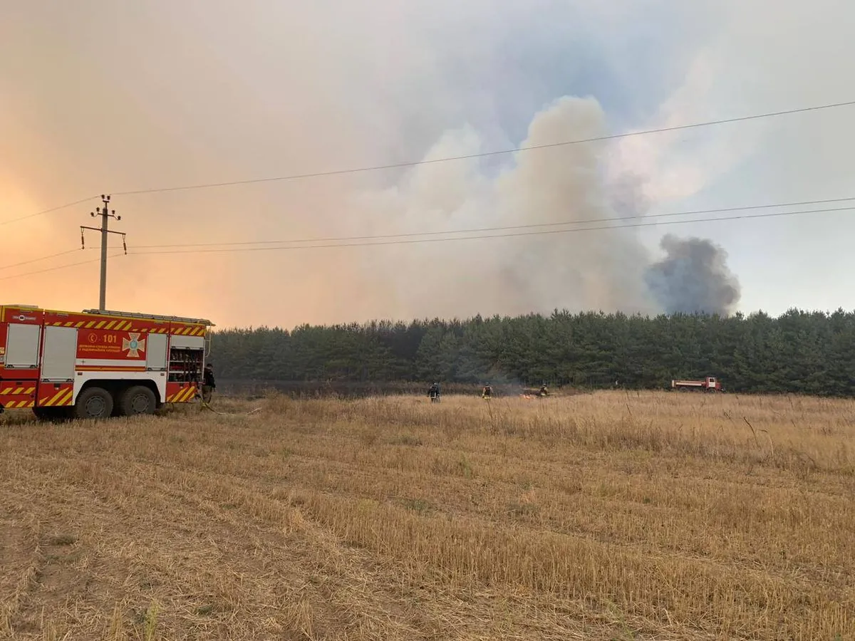 На Харківщині сталась масштабна пожежа через російський обстріл 